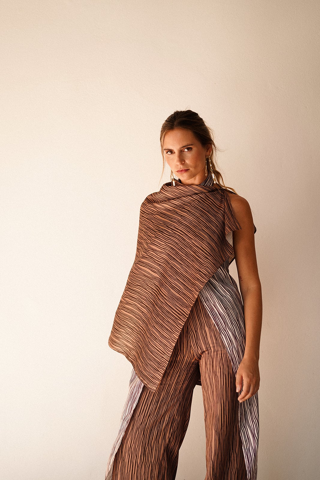 Capa Marrón Rayas Uniformes - Imagen 2