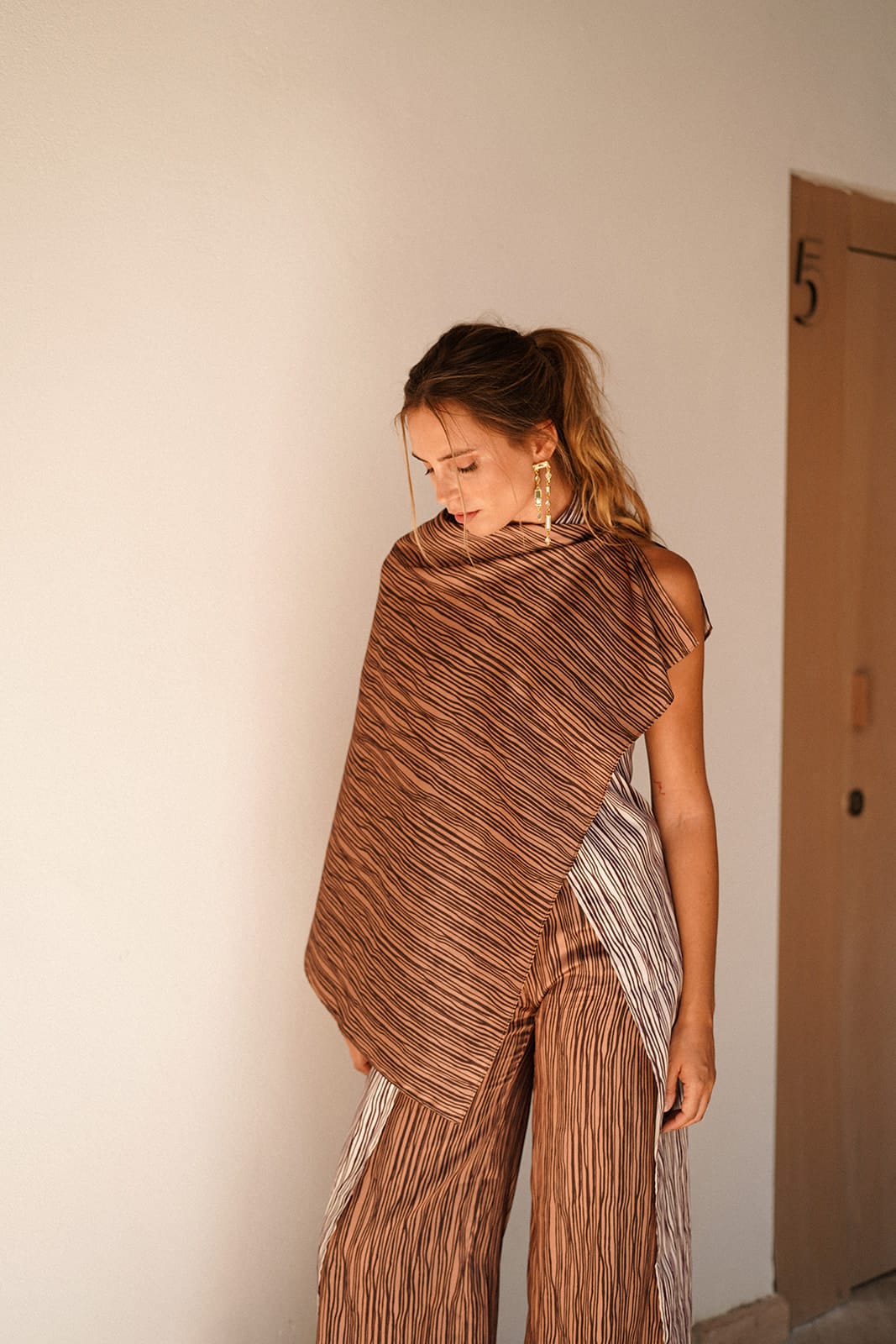 Capa Marrón Rayas Uniformes - Imagen 3