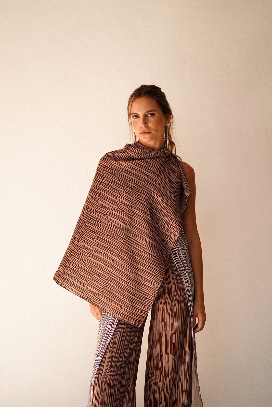 Capa Marrón Rayas Uniformes